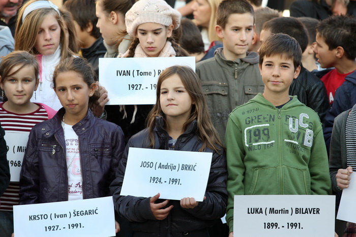 Skabrnja, 181111.
20. obljetnica stradanja Skabrnje. U Skabrnji je uz govore na trgu ispred crkve odrzano i polaganje vijenaca na groblju.
Foto: Andrija Lucic / CROPIX Skabrnja, 181111.
20. obljetnica stradanja Skabrnje. U Skabrnji je uz govore na trgu ispred crkve odrzano i polaganje vijenaca na groblju.
Foto: Andrija Lucic / CROPIX