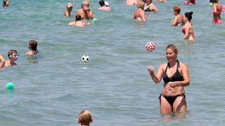 Uživanje u ljetu na vodičkim plažama. Photo: Duško Jaramaz/PIXSELL Uživanje u ljetu na vodičkim plažama. Photo: Duško Jaramaz/PIXSELL