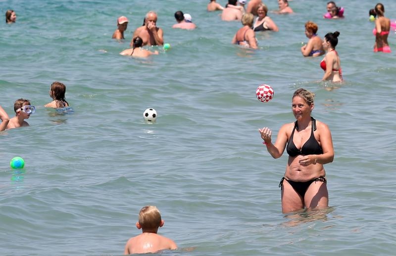 Uživanje u ljetu na vodičkim plažama. Photo: Duško Jaramaz/PIXSELL Uživanje u ljetu na vodičkim plažama. Photo: Duško Jaramaz/PIXSELL