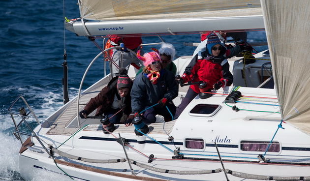 Zadar, 260211.
U Biogradskom akvatoriju se ovoga vikenda odrzava 11. Karnevalska regata. U tri jedrenja natjecati ce se 50-ak brodova.
Na slici: detalj sa subotnjeg jedrenja.
Foto: Vladimir Ivanov / CROPIX