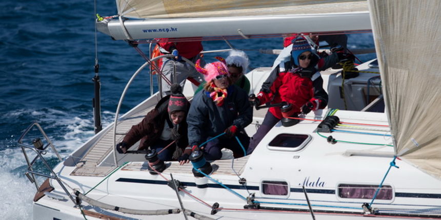 Zadar, 260211.
U Biogradskom akvatoriju se ovoga vikenda odrzava 11. Karnevalska regata. U tri jedrenja natjecati ce se 50-ak brodova.
Na slici: detalj sa subotnjeg jedrenja.
Foto: Vladimir Ivanov / CROPIX Zadar, 260211.
U Biogradskom akvatoriju se ovoga vikenda odrzava 11. Karnevalska regata. U tri jedrenja natjecati ce se 50-ak brodova.
Na slici: detalj sa subotnjeg jedrenja.
Foto: Vladimir Ivanov / CROPIX