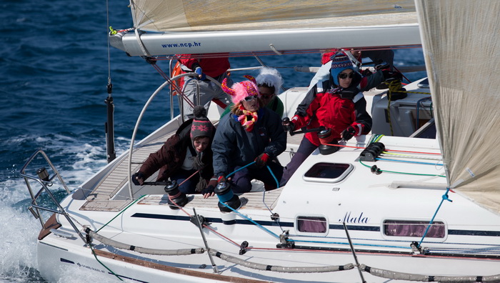 Zadar, 260211.
U Biogradskom akvatoriju se ovoga vikenda odrzava 11. Karnevalska regata. U tri jedrenja natjecati ce se 50-ak brodova.
Na slici: detalj sa subotnjeg jedrenja.
Foto: Vladimir Ivanov / CROPIX Zadar, 260211.
U Biogradskom akvatoriju se ovoga vikenda odrzava 11. Karnevalska regata. U tri jedrenja natjecati ce se 50-ak brodova.
Na slici: detalj sa subotnjeg jedrenja.
Foto: Vladimir Ivanov / CROPIX
