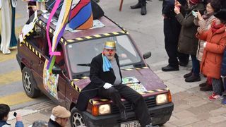 Karnevalska povorka okupila se na parkiralistu kod ‘Ljepotice’ a potom je krenula prema sredisnjem gradskom Trgu. Photo: Dino Stanin/PIXSELL