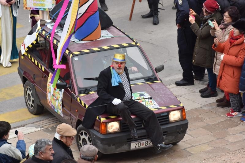 Karnevalska povorka okupila se na parkiralistu kod ‘Ljepotice’ a potom je krenula prema sredisnjem gradskom Trgu. Photo: Dino Stanin/PIXSELL