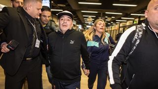 Diego Maradona s djevojkom stigao Zagreb na finale Davis Cupa Diego Maradona s djevojkom stigao Zagreb na finale Davis Cupa