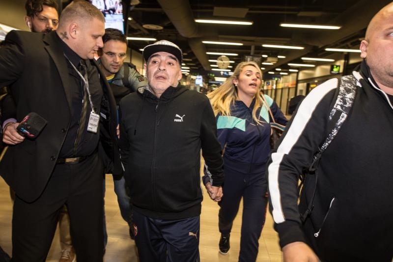 Diego Maradona s djevojkom stigao Zagreb na finale Davis Cupa Diego Maradona s djevojkom stigao Zagreb na finale Davis Cupa