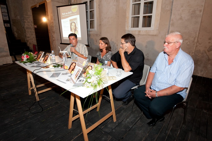 Zadar, 220812.
Dr. Nela Srsen je veceras u Knezevoj palaci u drustvu kolega lijecnika i izlijecenih pacijenata predstavila svoju knjigu “Rak na dusi – Kako pobijediti bolest i izboriti se za zivot”.
Foto: Luka Gerlanc / CROPIX Zadar, 220812.
Dr. Nela Srsen je veceras u Knezevoj palaci u drustvu kolega lijecnika i izlijecenih pacijenata predstavila svoju knjigu “Rak na dusi – Kako pobijediti bolest i izboriti se za zivot”.
Foto: Luka Gerlanc / CROPIX