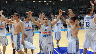 Zadar, 010610.
Dvorana Kresimir Cosic u Zadru. Druga finalna utakmica kosarkaskog prvenstva Hrvatske odigrana izmedju KK Zadar i KK Cibona.
Na slici: igraci Zadra slave pobjedu.
Foto: Andrija Lucic / CROPIX Zadar, 010610.
Dvorana Kresimir Cosic u Zadru. Druga finalna utakmica kosarkaskog prvenstva Hrvatske odigrana izmedju KK Zadar i KK Cibona.
Na slici: igraci Zadra slave pobjedu.
Foto: Andrija Lucic / CROPIX
