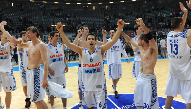 Zadar, 010610.
Dvorana Kresimir Cosic u Zadru. Druga finalna utakmica kosarkaskog prvenstva Hrvatske odigrana izmedju KK Zadar i KK Cibona.
Na slici: igraci Zadra slave pobjedu.
Foto: Andrija Lucic / CROPIX Zadar, 010610.
Dvorana Kresimir Cosic u Zadru. Druga finalna utakmica kosarkaskog prvenstva Hrvatske odigrana izmedju KK Zadar i KK Cibona.
Na slici: igraci Zadra slave pobjedu.
Foto: Andrija Lucic / CROPIX
