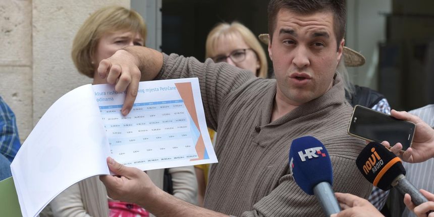 Mještani Petrčana okupili se ispred Turističke zajednice grada Zadra