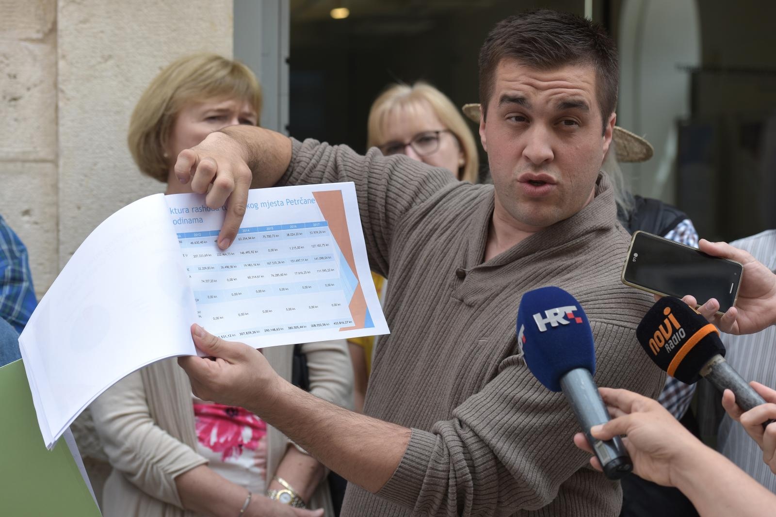 Mještani Petrčana okupili se ispred Turističke zajednice grada Zadra