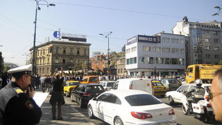 Sarajevo, 051009.
Nekoliko stotina navijaca FK Sarajeva i ostalih gradjana blokiralo je glavnu prometnicu u blizini Predsjednistva BiH u znak prosvjeda zbog ubojstva Vedrana Puljica, koji je ubijen u jucerasnjim krvavim neredima u Sirokom Brijegu.
Foto: Sarajevo, 051009.
Nekoliko stotina navijaca FK Sarajeva i ostalih gradjana blokiralo je glavnu prometnicu u blizini Predsjednistva BiH u znak prosvjeda zbog ubojstva Vedrana Puljica, koji je ubijen u jucerasnjim krvavim neredima u Sirokom Brijegu.
Foto: