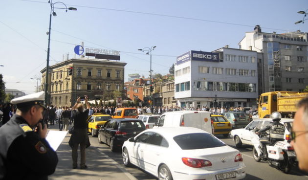 Sarajevo, 051009.
Nekoliko stotina navijaca FK Sarajeva i ostalih gradjana blokiralo je glavnu prometnicu u blizini Predsjednistva BiH u znak prosvjeda zbog ubojstva Vedrana Puljica, koji je ubijen u jucerasnjim krvavim neredima u Sirokom Brijegu. 
Foto: