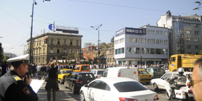 Sarajevo, 051009.
Nekoliko stotina navijaca FK Sarajeva i ostalih gradjana blokiralo je glavnu prometnicu u blizini Predsjednistva BiH u znak prosvjeda zbog ubojstva Vedrana Puljica, koji je ubijen u jucerasnjim krvavim neredima u Sirokom Brijegu.
Foto: Sarajevo, 051009.
Nekoliko stotina navijaca FK Sarajeva i ostalih gradjana blokiralo je glavnu prometnicu u blizini Predsjednistva BiH u znak prosvjeda zbog ubojstva Vedrana Puljica, koji je ubijen u jucerasnjim krvavim neredima u Sirokom Brijegu.
Foto: