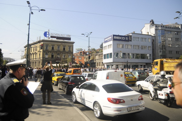 Sarajevo, 051009.
Nekoliko stotina navijaca FK Sarajeva i ostalih gradjana blokiralo je glavnu prometnicu u blizini Predsjednistva BiH u znak prosvjeda zbog ubojstva Vedrana Puljica, koji je ubijen u jucerasnjim krvavim neredima u Sirokom Brijegu.
Foto: Sarajevo, 051009.
Nekoliko stotina navijaca FK Sarajeva i ostalih gradjana blokiralo je glavnu prometnicu u blizini Predsjednistva BiH u znak prosvjeda zbog ubojstva Vedrana Puljica, koji je ubijen u jucerasnjim krvavim neredima u Sirokom Brijegu.
Foto: