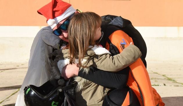 Djedice Mrazovi spustili se padobranom na Forum