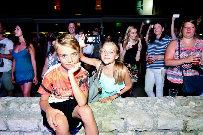 U povodu 4. rođendana Boutique hostela Forum, “najpristojniji mogući” riječki Let 3 održao je fenomenalan koncert na antičkom Forumu