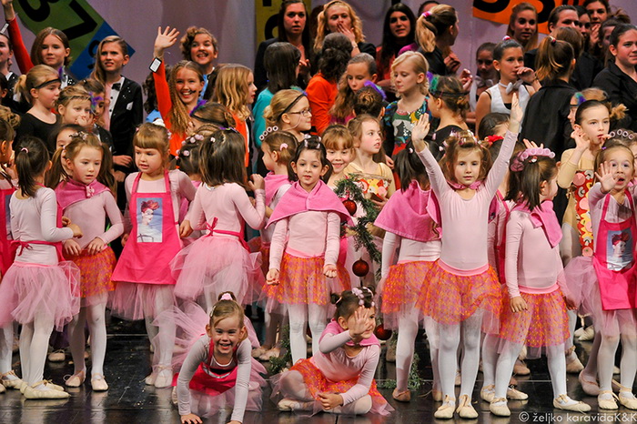 Plesna udruga Gesta: Božićni šoping u SuperOvoj, Foto: Željko Karavida Plesna udruga Gesta: Božićni šoping u SuperOvoj, Foto: Željko Karavida