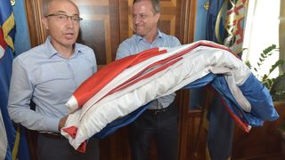 Ministar Krstičević uručio gradonačelniku Dukiću veliku hrvatsku zastavu