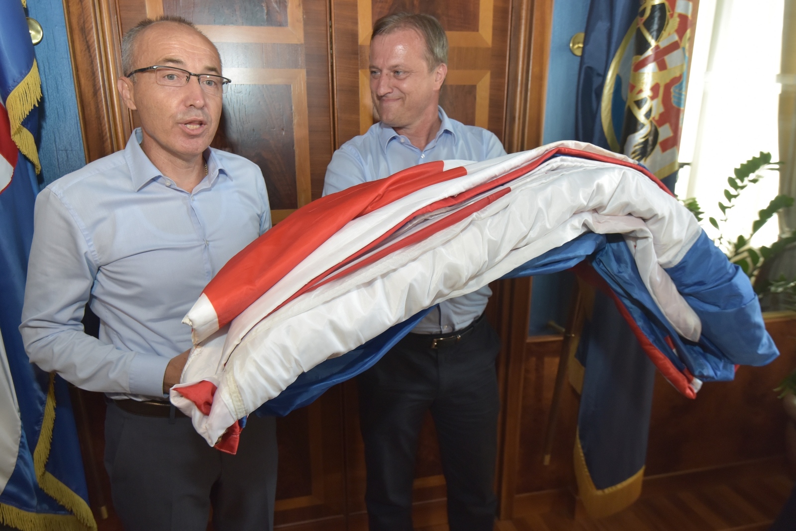 Ministar Krstičević uručio gradonačelniku Dukiću veliku hrvatsku zastavu