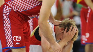 Bydgoszcz, 150909.
Dvorana Sport Arena Luczniczka.
Europsko prvenstvo u kosarci u Poljskoj, drugi krug natjecanja po skupinama 3. kolo grupe E, utakmica izmedju Hrvatske i Njemacke odlucujuca za ulazak u cetvrtfinale.
Na slici: Marko Banic tjesi Jaglu nak