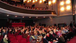 Zadar, 06.11.2012. snimio: Nenad Marčev
Gradsko kazalište Sisak &
Kazališna družina AMICRO
Mario Fratti:
PRIJATELJI(CE), komedija
redatelj: Boris B. Hrovat
igraju: Goran Grgić, Nada Abrus,
Dunja Sepčić, Igor Golub
Dvorana HNK Zadar Zadar, 06.11.2012. snimio: Nenad Marčev
Gradsko kazalište Sisak &
Kazališna družina AMICRO
Mario Fratti:
PRIJATELJI(CE), komedija
redatelj: Boris B. Hrovat
igraju: Goran Grgić, Nada Abrus,
Dunja Sepčić, Igor Golub
Dvorana HNK Zadar