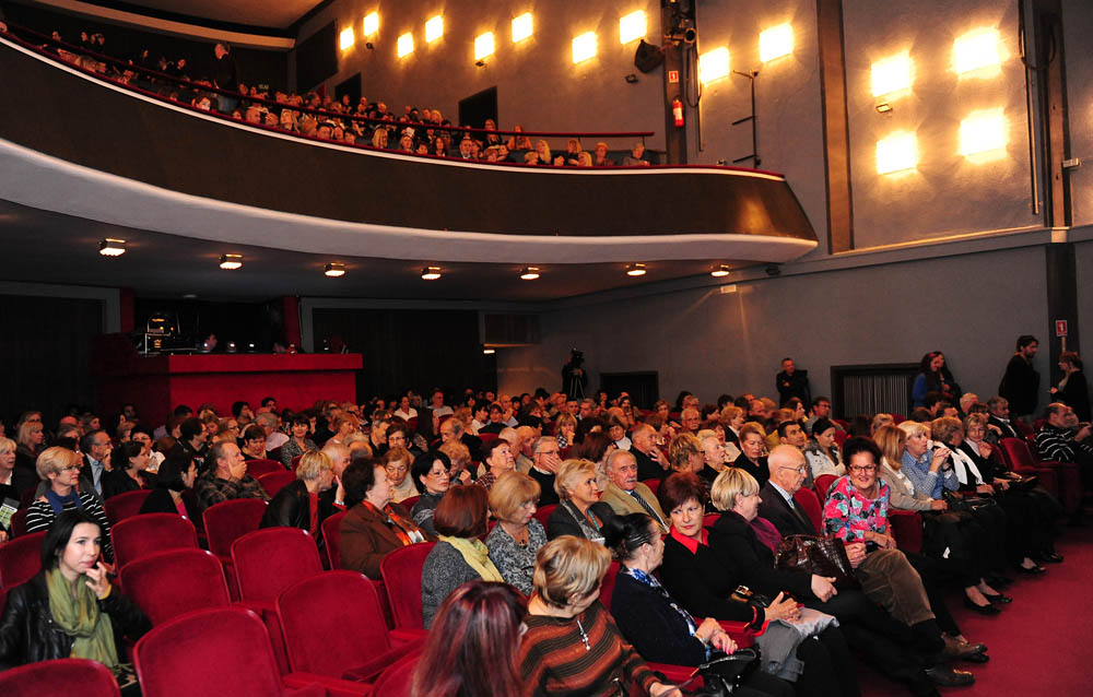 Zadar, 06.11.2012. snimio: Nenad Marčev
Gradsko kazalište Sisak &
Kazališna družina AMICRO
Mario Fratti:
PRIJATELJI(CE), komedija
redatelj: Boris B. Hrovat
igraju: Goran Grgić, Nada Abrus,
Dunja Sepčić, Igor Golub
Dvorana HNK Zadar Zadar, 06.11.2012. snimio: Nenad Marčev
Gradsko kazalište Sisak &
Kazališna družina AMICRO
Mario Fratti:
PRIJATELJI(CE), komedija
redatelj: Boris B. Hrovat
igraju: Goran Grgić, Nada Abrus,
Dunja Sepčić, Igor Golub
Dvorana HNK Zadar