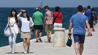 Velik broj turista jutro je proveo u gradu, a dio njih odlucio je plazu zamijeniti rivom. Photo: Dino Stanin/PIXSELL Autor  Dino Stanin/PIXSELL Ključne riječi  gosti, sunce, more, turisti, turizam, kupanje, suncanje, riva