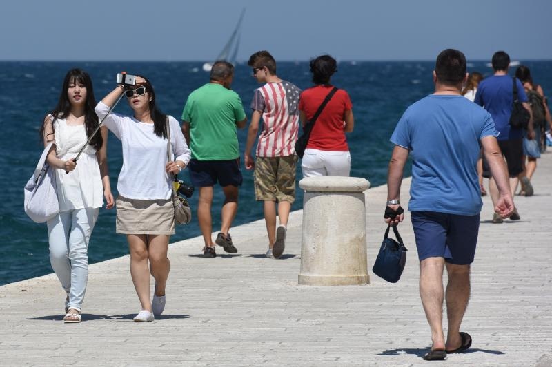 Velik broj turista jutro je proveo u gradu, a dio njih odlucio je plazu zamijeniti rivom. Photo: Dino Stanin/PIXSELL Autor  Dino Stanin/PIXSELL Ključne riječi  gosti, sunce, more, turisti, turizam, kupanje, suncanje, riva
