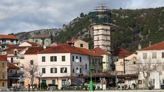 Skradin romantičan mediteranski grad na desnoj obali rijeke Krke Skradin romantičan mediteranski grad na desnoj obali rijeke Krke
