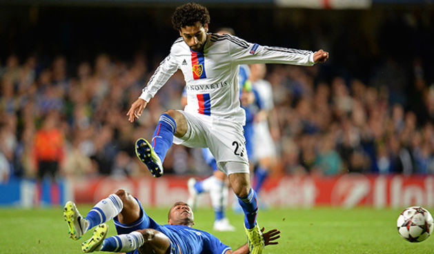 18.09.2013; London; Fussball UEFA Champions League – Chelsea FC – FC Basel;
Ashley Cole (L, Chelsea) gegen Mohamed Salah (R, Basel) (Mitchel Gunn/freshfocus)