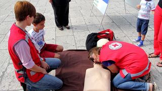 Nacionalna društva Crvenog križa diljem svijeta, potaknuta inicijativom Međunarodne federacije društava Crvenog križa i Crvenog polumjeseca (IFRC), obilježila su i ove godine Svjetski dan prve pomoći. Ovo je bila još jedna prilika da se ukaže na važnost p Nacionalna društva Crvenog križa diljem svijeta, potaknuta inicijativom Međunarodne federacije društava Crvenog križa i Crvenog polumjeseca (IFRC), obilježila su i ove godine Svjetski dan prve pomoći. Ovo je bila još jedna prilika da se ukaže na važnost p