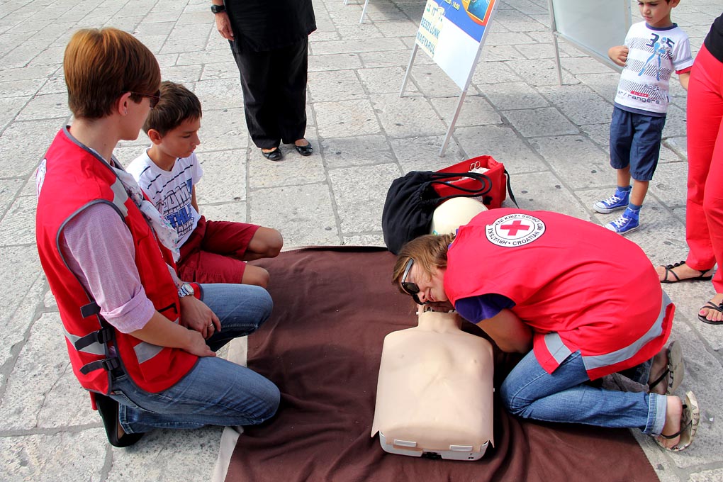 Nacionalna društva Crvenog križa diljem svijeta, potaknuta inicijativom Međunarodne federacije društava Crvenog križa i Crvenog polumjeseca (IFRC), obilježila su i ove godine Svjetski dan prve pomoći. Ovo je bila još jedna prilika da se ukaže na važnost p Nacionalna društva Crvenog križa diljem svijeta, potaknuta inicijativom Međunarodne federacije društava Crvenog križa i Crvenog polumjeseca (IFRC), obilježila su i ove godine Svjetski dan prve pomoći. Ovo je bila još jedna prilika da se ukaže na važnost p