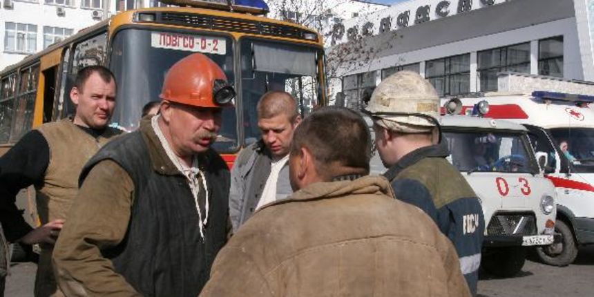 Spasioci ispred ruskog rudnika metana (Foto: Reuters) Spasioci ispred ruskog rudnika metana (Foto: Reuters)