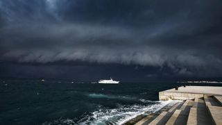 Opis  30.07.2014., Zadar – Ciklona Melisa jutros je na zadarsko podrucje donijela snazno nevrijeme praceno kisom i grmljavinom. Photo: Filip Brala/PIXSELL Autor  Filip Brala/PIXSELL Ključne riječi  ciklona, melisa, fronta, kisa, nevrijeme