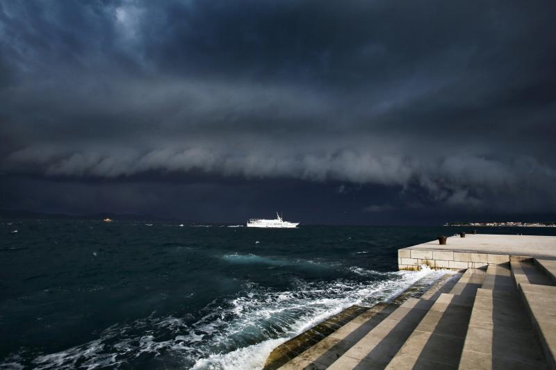 Opis  30.07.2014., Zadar – Ciklona Melisa jutros je na zadarsko podrucje donijela snazno nevrijeme praceno kisom i grmljavinom. Photo: Filip Brala/PIXSELL Autor  Filip Brala/PIXSELL Ključne riječi  ciklona, melisa, fronta, kisa, nevrijeme