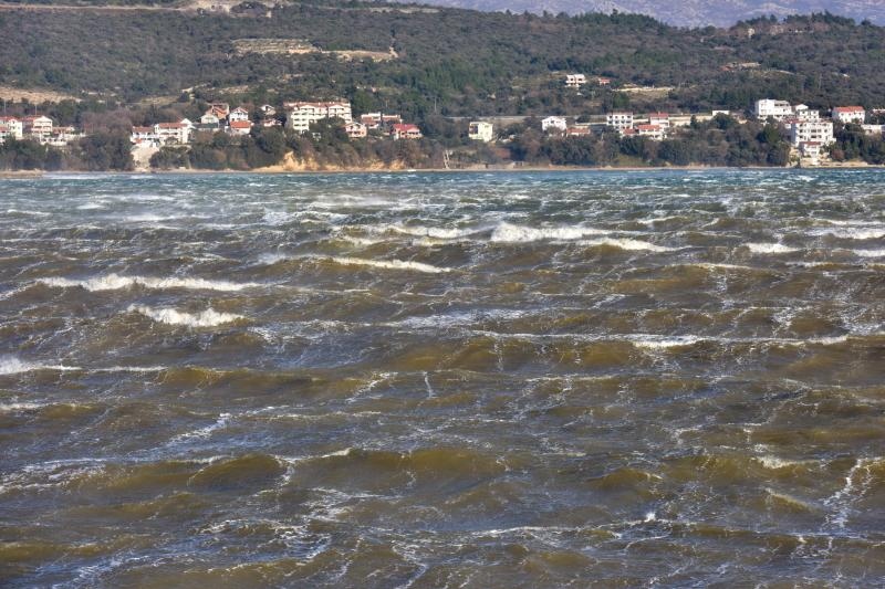 Jaka bura na zadarskom području otežava cestovni i pomorski promet, foto: Dino STanin/PIXSELL Jaka bura na zadarskom području otežava cestovni i pomorski promet, foto: Dino STanin/PIXSELL