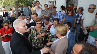 Zadar, 031010.
Predsjednik Hrvatske Ivo Josipovic posjetio je mjesto Lun na otoku Pagu.Obisao je sari maslinik i uljaru Lun Zeljimira Badurine.
Na fotografiji : predsjednik u Lunu s domacinima.
Foto : Vladimir Ivanov / CROPIX
