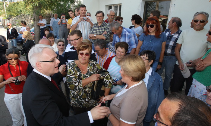 Zadar, 031010.
Predsjednik Hrvatske Ivo Josipovic posjetio je mjesto Lun na otoku Pagu.Obisao je sari maslinik i uljaru Lun Zeljimira Badurine.
Na fotografiji : predsjednik u Lunu s domacinima.
Foto : Vladimir Ivanov / CROPIX
