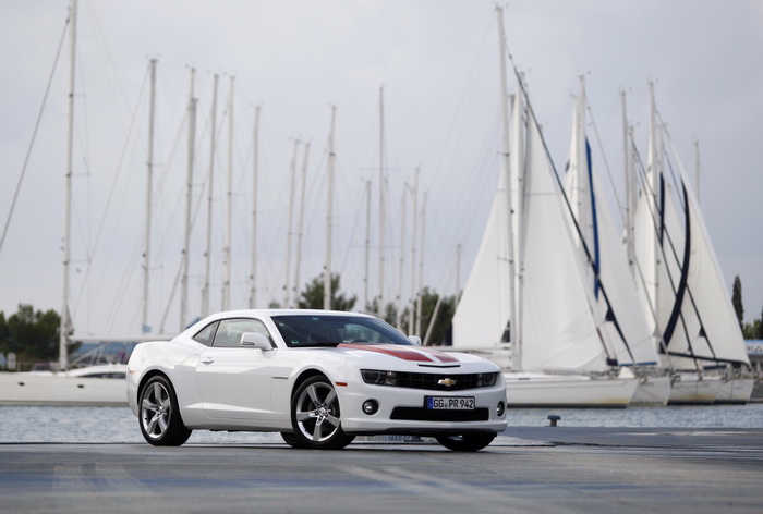 Zadar, 091111.
U Zadru je danas zapocelo predstavljanje novog Chevroletovog automobila Camaro. Novi model Chevroleta privukao je veliki broj novinara iz inozemstva koji ce ovih dana vrsiti testiranje Camara.
Foto: Jure Miskovic / CROPIX Zadar, 091111.
U Zadru je danas zapocelo predstavljanje novog Chevroletovog automobila Camaro. Novi model Chevroleta privukao je veliki broj novinara iz inozemstva koji ce ovih dana vrsiti testiranje Camara.
Foto: Jure Miskovic / CROPIX