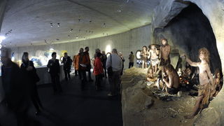 Krapina, 080210.
Novi Muzej krapinskog pracovjeka zavrsen je na svjetski poznatom lokalitetu Husnjakovo u Krapini. Krapinski je pracovjek proslavio hrvatsku znanost diljem svijeta.
Na slici: posjetitelji u razgledavanju.
Foto: Damir Krajac / CROPIX