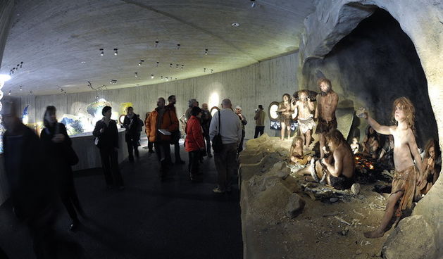 Krapina, 080210.
Novi Muzej krapinskog pracovjeka zavrsen je na svjetski poznatom lokalitetu Husnjakovo u Krapini. Krapinski je pracovjek proslavio hrvatsku znanost diljem svijeta.
Na slici: posjetitelji u razgledavanju.
Foto: Damir Krajac / CROPIX