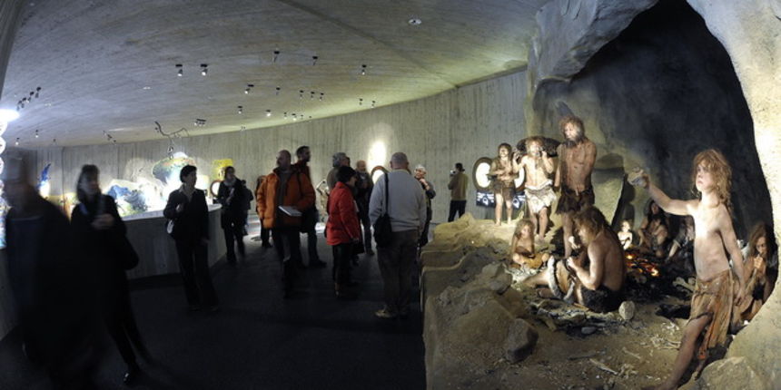Krapina, 080210.
Novi Muzej krapinskog pracovjeka zavrsen je na svjetski poznatom lokalitetu Husnjakovo u Krapini. Krapinski je pracovjek proslavio hrvatsku znanost diljem svijeta.
Na slici: posjetitelji u razgledavanju.
Foto: Damir Krajac / CROPIX Krapina, 080210.
Novi Muzej krapinskog pracovjeka zavrsen je na svjetski poznatom lokalitetu Husnjakovo u Krapini. Krapinski je pracovjek proslavio hrvatsku znanost diljem svijeta.
Na slici: posjetitelji u razgledavanju.
Foto: Damir Krajac / CROPIX
