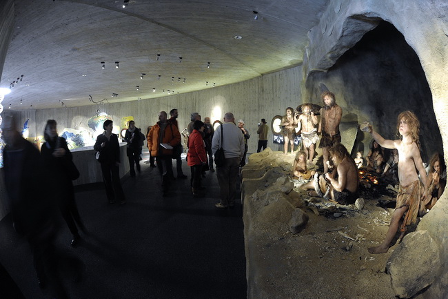 Krapina, 080210.
Novi Muzej krapinskog pracovjeka zavrsen je na svjetski poznatom lokalitetu Husnjakovo u Krapini. Krapinski je pracovjek proslavio hrvatsku znanost diljem svijeta.
Na slici: posjetitelji u razgledavanju.
Foto: Damir Krajac / CROPIX
