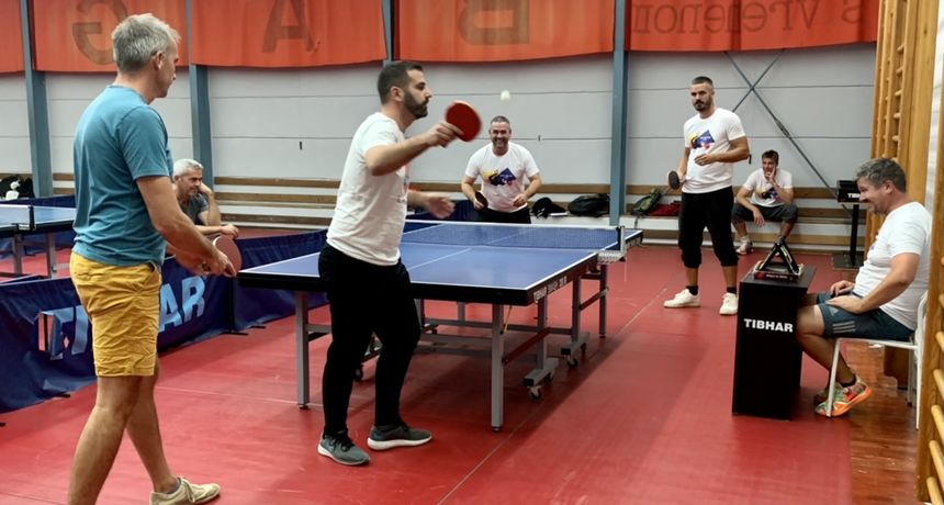 Uz brojna poznata sportska imena krenula zadarska stolnoteniska amaterska liga Uz brojna poznata sportska imena krenula zadarska stolnoteniska amaterska liga