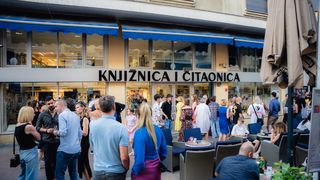 Mak Vejzović otvorio vrata očevog ateljea kroz izložbu “Atelijer” Mak Vejzović otvorio vrata očevog ateljea kroz izložbu “Atelijer”