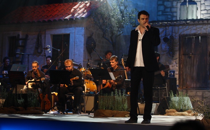 Zadar, 121110.
Dvorana Kresimira Cosica.Festival zabavne glazbe Zadar 2010.Prva vecer.
Na fotografiji : nastup Alen Vitasovic.
Foto : Vladimir Ivanov / Cropix Zadar, 121110.
Dvorana Kresimira Cosica.Festival zabavne glazbe Zadar 2010.Prva vecer.
Na fotografiji : nastup Alen Vitasovic.
Foto : Vladimir Ivanov / Cropix