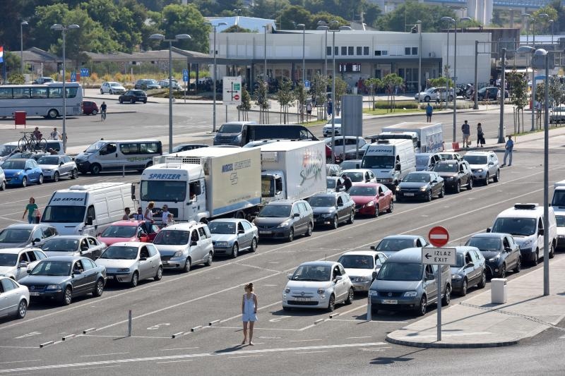 Tri megakruzera s preko 5 tisuća putnika uplovili u novu luku u Gaženici. Photo: Dino Stanin/PIXSELL Tri megakruzera s preko 5 tisuća putnika uplovili u novu luku u Gaženici. Photo: Dino Stanin/PIXSELL