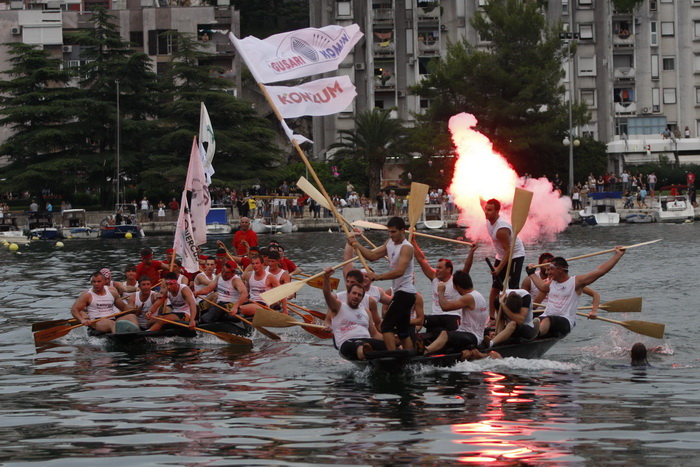 Ploce, 140810
13. Maraton ladja na Neretvi od Metkovica do Ploca.
Na slici cilj maratona u Plocama, pobjednici Gusar iz Komina prolaze kroz cilj slijede ih Stablina i Bacina
Foto: Ivo Ravlic / CROPIX