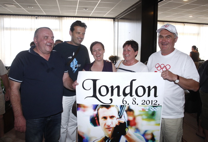 Zagreb, 070812. 
Zracna luka Zagreb ( Pleso ).
Povratak Hrvatske streljacke reprezentacije i Giovanni Cernogoraza sa Olimpijskih igara koji je u disciplini gadjanja glinenih golubova ( trap) osvojio zlatnu olimpijsku medalju.
Na slici: Stjepan Vuckovi ( t